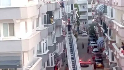 Bursa’nın Gemlik ilçesinde bir evde çıkan yangında mahsur kalan 2