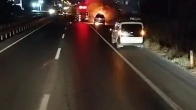 Bursa’da seyir halindeki lüks otomobil, henüz bilinmeyen bir sebeple yanmaya