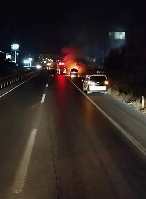 Bursa’da seyir halindeki lüks otomobil, henüz bilinmeyen bir sebeple yanmaya