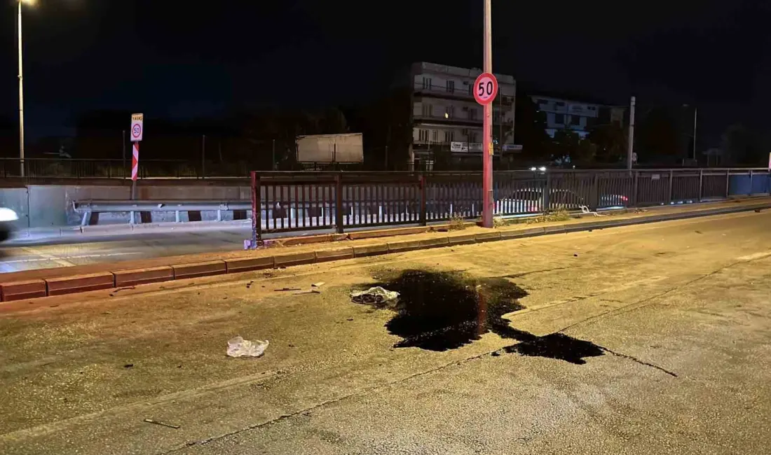 Bursa’da iddiaya göre makas atan otomobil, batçığa girmeden refüje çarptı.
