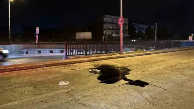 Bursa’da iddiaya göre makas atan otomobil, batçığa girmeden refüje çarptı.