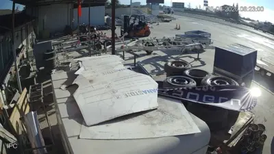 Bursa’da sürücüsünün yavaşladığı motosikletteki iki kişi arkadan gelen minibüsün çarpmasıyla