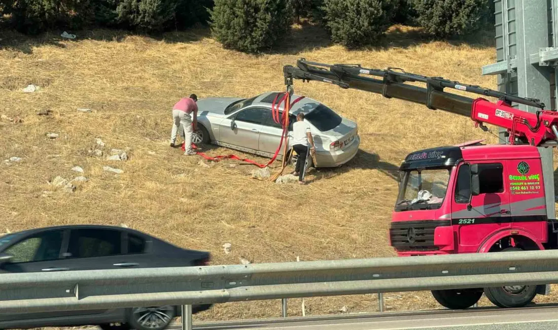 Bursa’da sürücüsünün direksiyon hakimiyetini kaybettiği otomobil, bariyerleri aşarak boş tarlaya