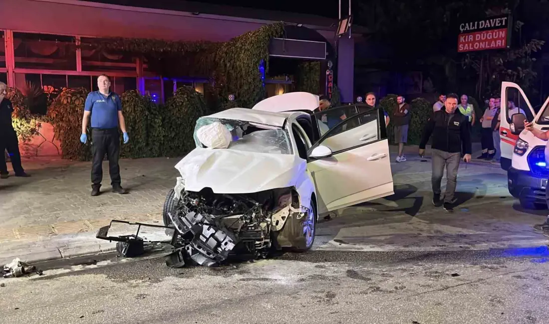 Bursa’da kavşaktan ara yola girmek isteyen otomobile karşı yoldan hızla