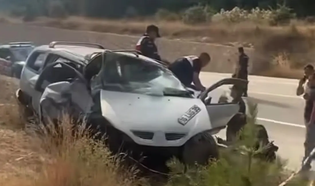 Bursa’nın Keles ilçesinde rahatsızlanan eşini hastaneye götüren sürücünün kullandığı otomobil,