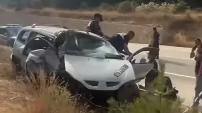 Bursa’nın Keles ilçesinde rahatsızlanan eşini hastaneye götüren sürücünün kullandığı otomobil,