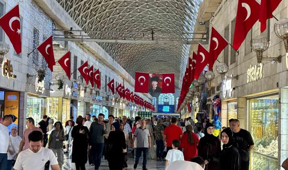 Bursa’nın tarihi Kapalı Çarşı’sı, 30 Ağustos Zafer Bayramı dolayısıyla Türk