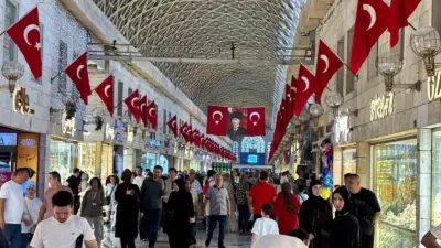 Bursa’nın tarihi Kapalı Çarşı’sı, 30 Ağustos Zafer Bayramı dolayısıyla Türk