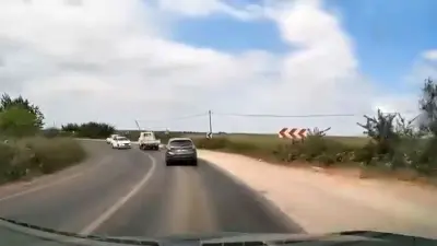 Bursa’nın Karacabey ilçesinde Boğaz yolu üzerinde viraja hızlı giren otomobil