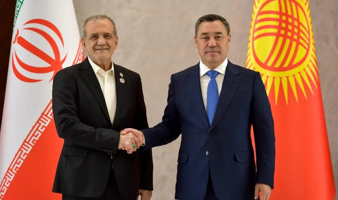 Kırgızistan Cumhurbaşkanı Sadır Caparov, İran Cumhurbaşkanı Mesud Pezeşkiyan ile bir