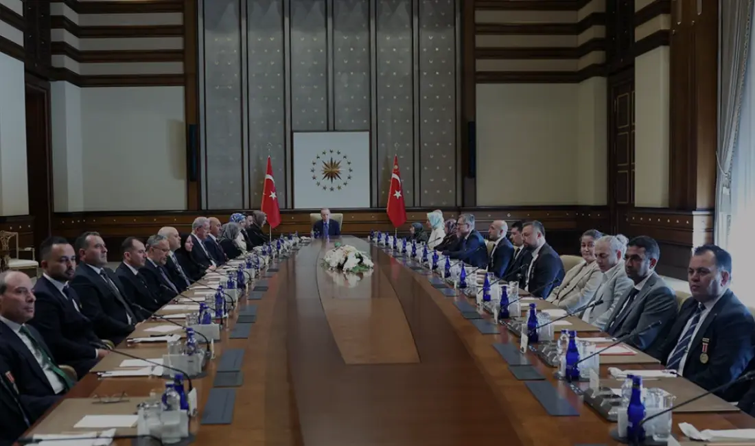 Cumhurbaşkanı Erdoğan, şehit aileleri ve gazileri Cumhurbaşkanlığı Külliyesi'nde kabul ederek