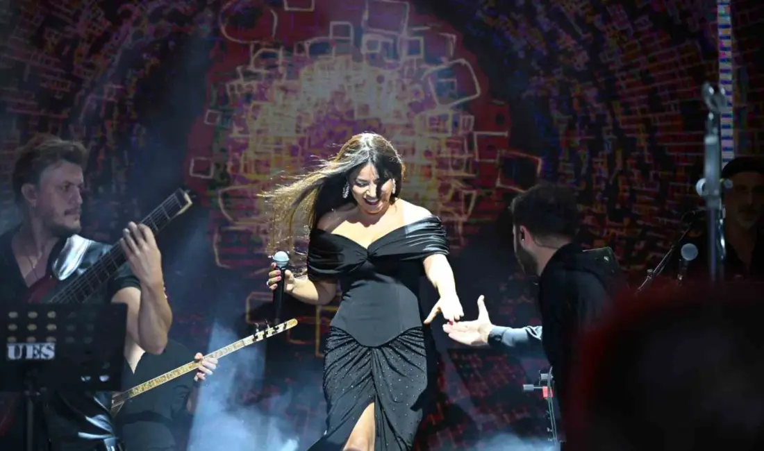 Manisa’nın Demirci ilçesinde düzenlenen Kurtuluş Festivali etkinlikleri kapsamında sahne alan