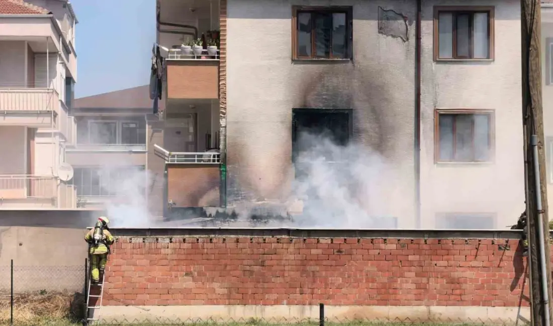 Bursa’nın İnegöl ilçesinde bir apartmanın bahçesinde bulunan depoda çıkan yangın