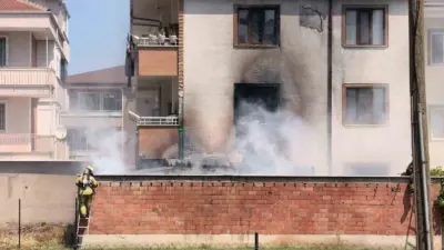 Bursa’nın İnegöl ilçesinde bir apartmanın bahçesinde bulunan depoda çıkan yangın