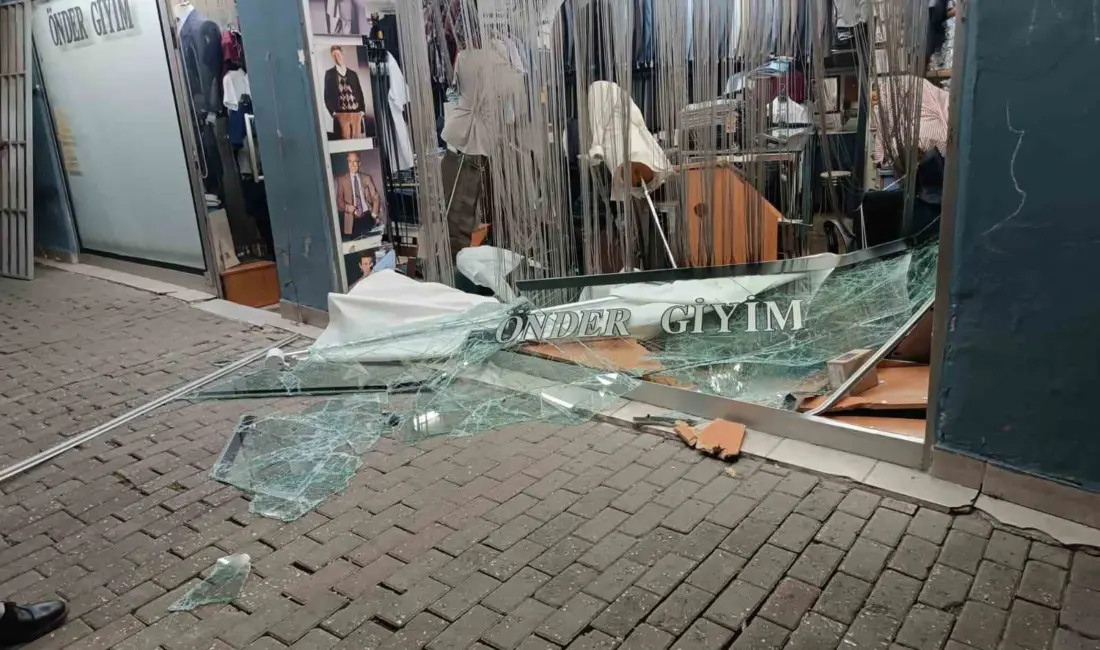 Bursa’da sabah saatlerinde meydana gelen kazada, bir otomobil giyim mağazasının