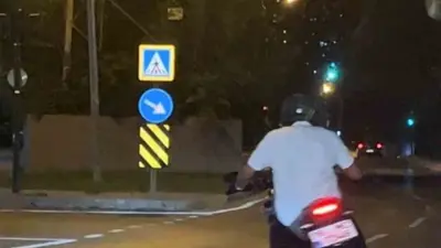 Bursa’da kırmızı ışıkta bekleyen motosiklet sürücüsünün drift atarak kalkış yaptığı