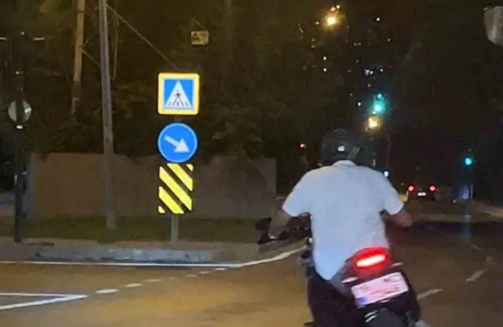 Bursa’da kırmızı ışıkta bekleyen motosiklet sürücüsünün drift atarak kalkış yaptığı