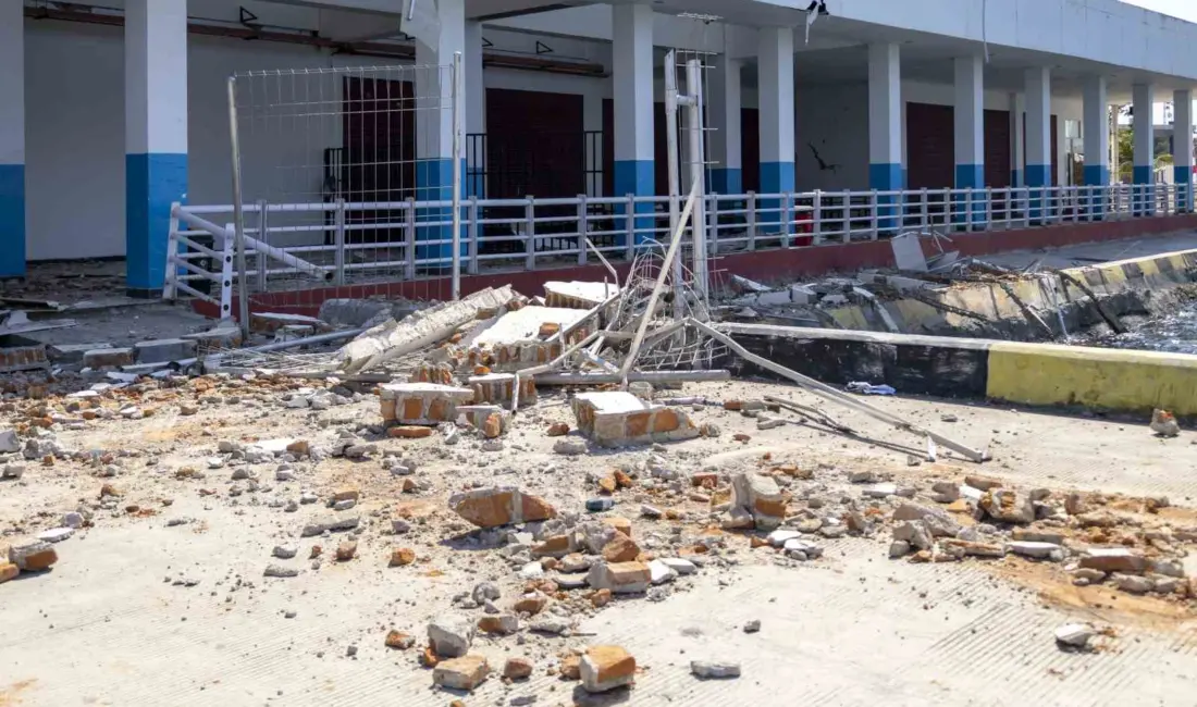 Endonezya’nın Flores Adası açıklarında dün meydana gelen 7.7 büyüklüğündeki depremde