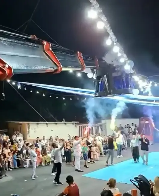 Bursa’da gelin ile damat, sahneye vinç ile indi. Katılımcılar hayretler