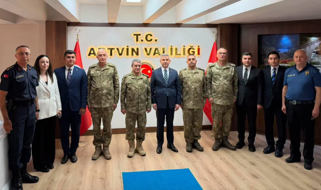 Genelkurmay Başkanı Orgeneral Selçuk Bayraktaroğlu, bölgedeki askeri birliklerde denetleme ve