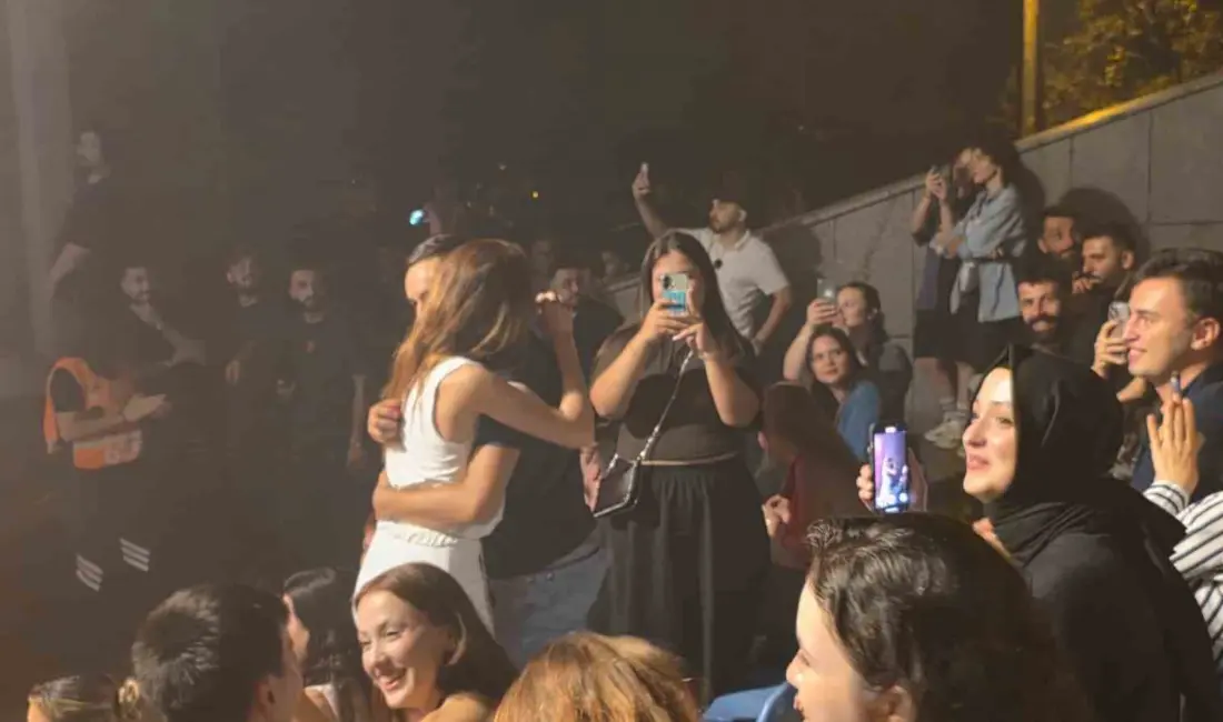 Zonguldak’ın Karadeniz Ereğli ilçesinde ünlü şarkıcı Gökhan Türkmen’in konseri, romantik