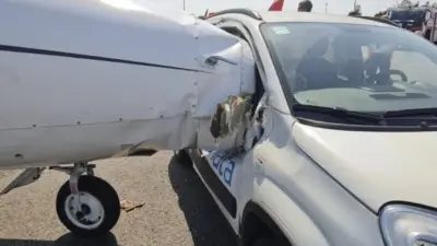 İtalya’daki Milano Linate Havalimanı’da pistte ilerleyen özel jete yer hizmetlerine
