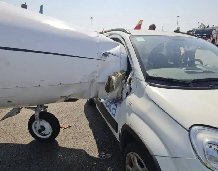 İtalya’daki Milano Linate Havalimanı’da pistte ilerleyen özel jete yer hizmetlerine