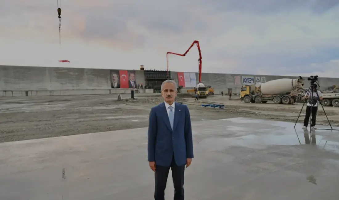 Ulaştırma ve Altyapı Bakanı Uraloğlu, İyidere Lojistik Limanı'nın ana mendirek