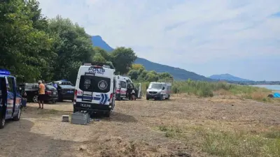 Bursa’nın Orhangazi ilçesinde İznik Gölü’nün Dutluca Sahili’nde serinlemek için suya