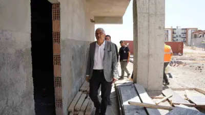 Yapımı devam eden Kadın Yaşam ve Yüzme Merkezi inşaatında incelemelerde