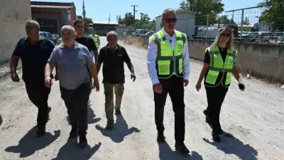 Karacabey Belediyesi Fen İşleri Müdürlüğü ekipleri, ilçe genelinde ulaşım konforunu