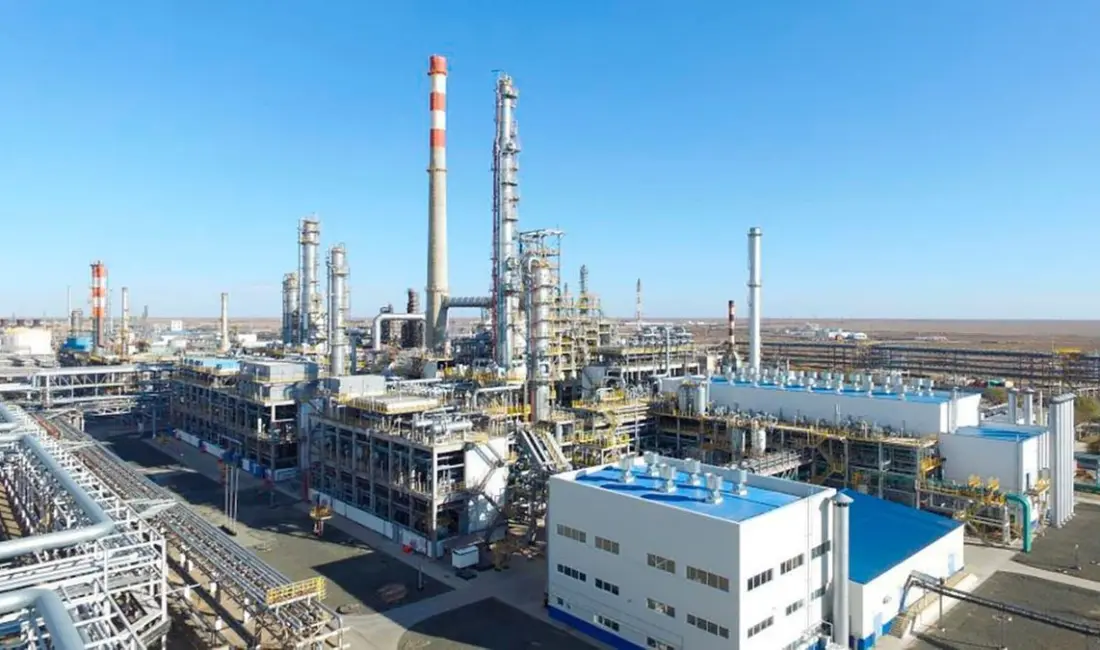 Kazakistan’ın Atırau kentindeki petrol rafinerisinde çıkan yangın söndürülürken can kaybı