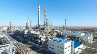 Kazakistan’ın Atırau kentindeki petrol rafinerisinde çıkan yangın söndürülürken can kaybı