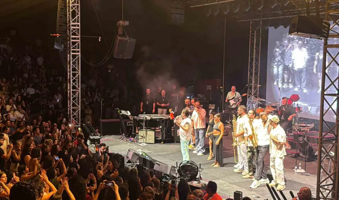 Türk pop müziğinin sevilen isimlerinden Kenan Doğulu, Marmaris Amfiteatr’da verdiği