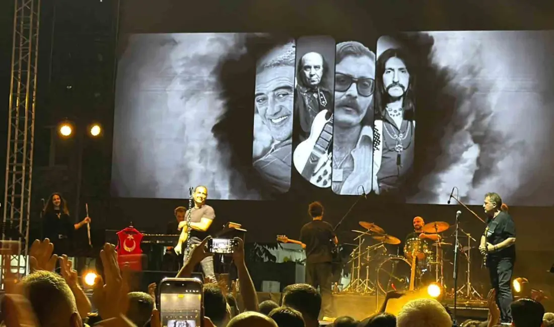 Denizli’nin Bekilli ilçesinde düzenlenen üzüm festivalinde sahne alan ünlü sanatçı