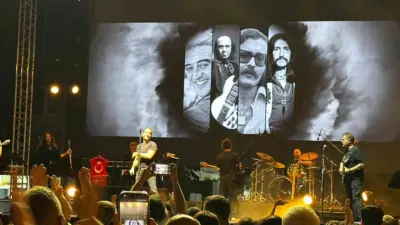 Denizli’nin Bekilli ilçesinde düzenlenen üzüm festivalinde sahne alan ünlü sanatçı
