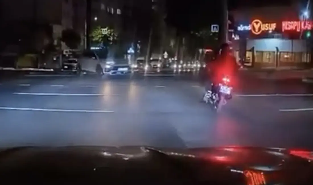 Bursa’da kırmızı ışık ihlali yaptığı iddia edilen otomobil, motosiklete çarptı.