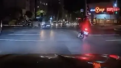 Bursa’da kırmızı ışık ihlali yaptığı iddia edilen otomobil, motosiklete çarptı.