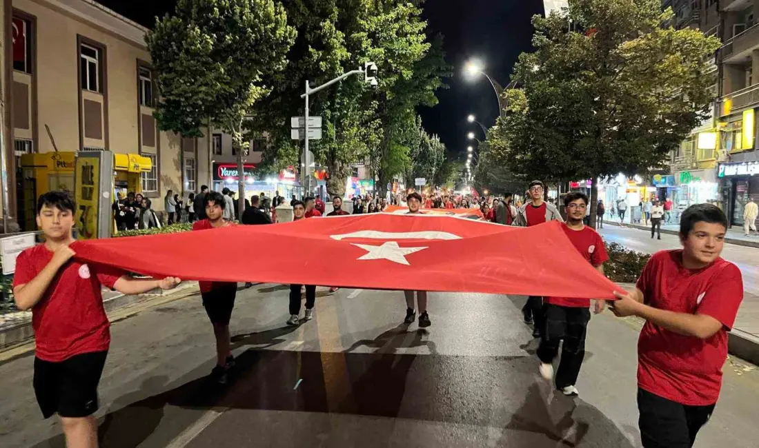 Kırşehir’de 30 Ağustos Zafer Bayramı dolayısıyla düzenlenen fener alayında vatandaşlar,