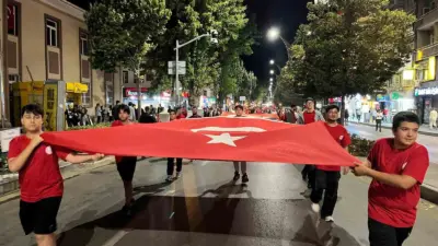 Kırşehir’de 30 Ağustos Zafer Bayramı dolayısıyla düzenlenen fener alayında vatandaşlar,