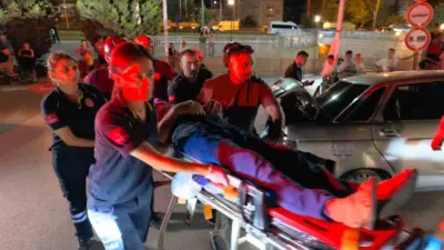 Bursa’nın İnegöl ilçesinde kontrolden çıkan otomobil, alt geçidin koruma demirlerini