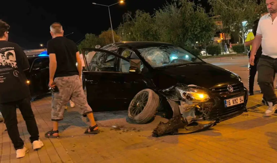 Bursa’nın İnegöl ilçesinde kontrolden çıkan otomobil, kaldırım üzerine çıkarak park
