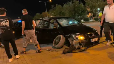 Bursa’nın İnegöl ilçesinde kontrolden çıkan otomobil, kaldırım üzerine çıkarak park