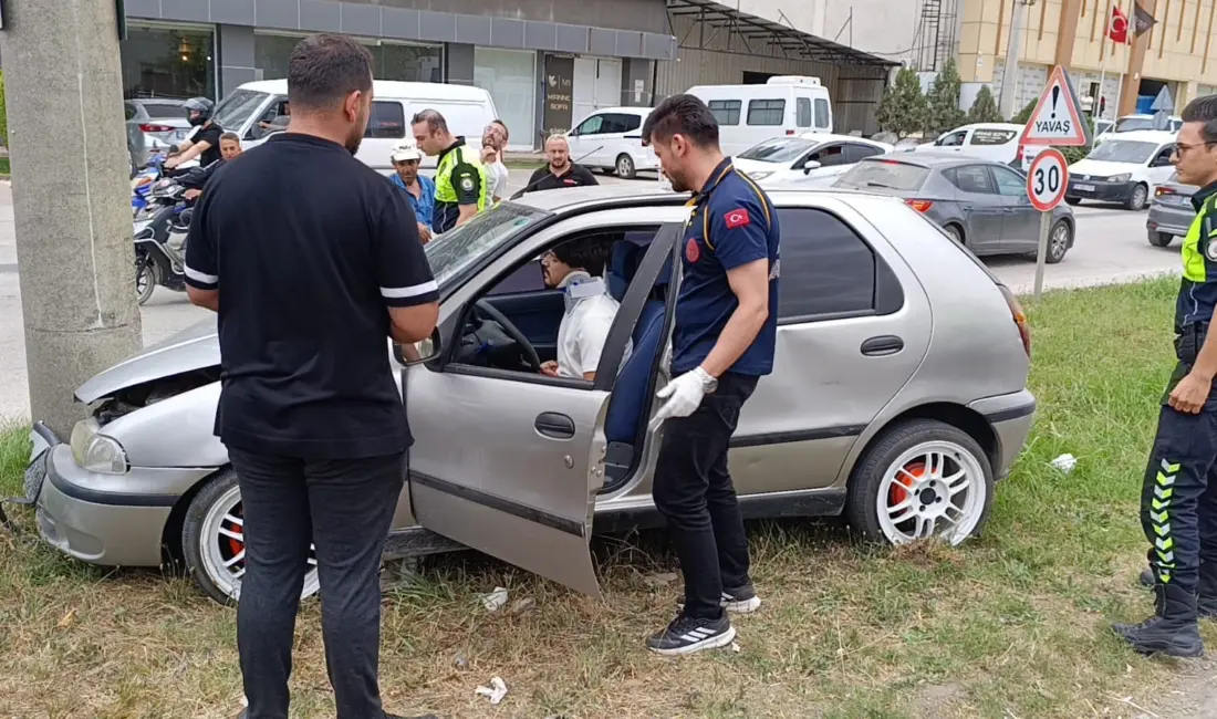 Bursa’nın İnegöl ilçesinde meydana gelen kazada, kontrolden çıkan otomobil beton