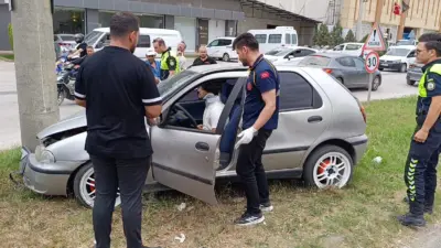 Bursa’nın İnegöl ilçesinde meydana gelen kazada, kontrolden çıkan otomobil beton