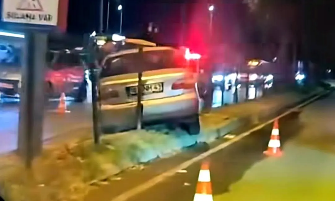 Bursa’nın İnegöl ilçesinde kontrolden çıkan otomobil, kontrollü kavşakta orta refüje