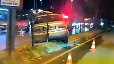 Bursa’nın İnegöl ilçesinde kontrolden çıkan otomobil, kontrollü kavşakta orta refüje