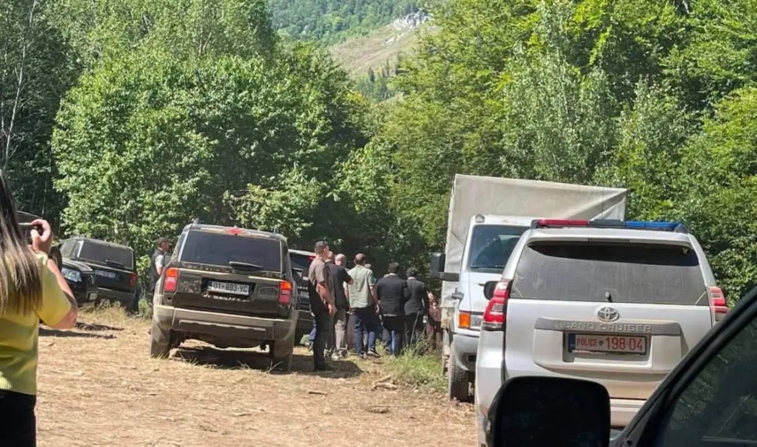 Kosova İçişleri Bakan Xhelal Sveçla, Zubin Potok belediyesine bağlı iki