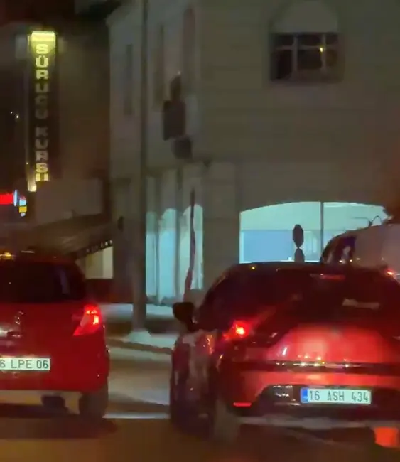 Bursa’da trafiğin yoğun olduğu ana yolda arka arkaya makas atan