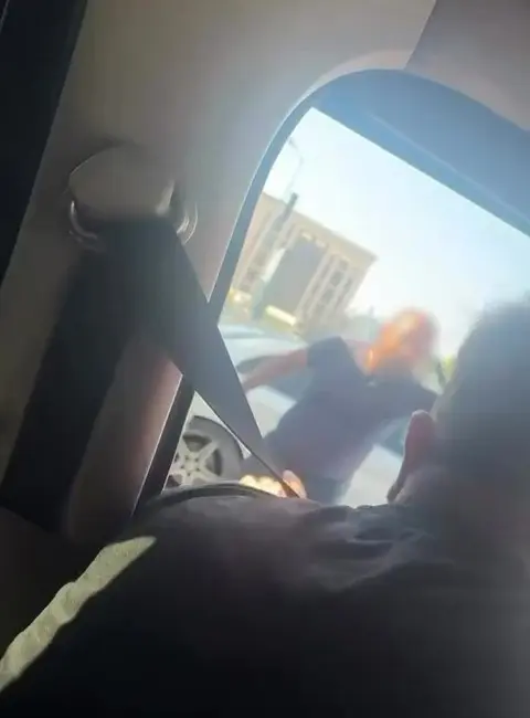 Bursa’da minibüs şoförü ile otomobil sürücüsü arasında trafikte başlayan tartışma,